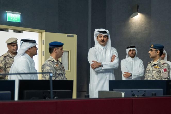 L’émir du Qatar, cheikh Tamim Ben Hamad Al Thani, en visite au commandement des opérations conjointes des forces armées qataries à Al-Mazruah, le 25 juin 2025.