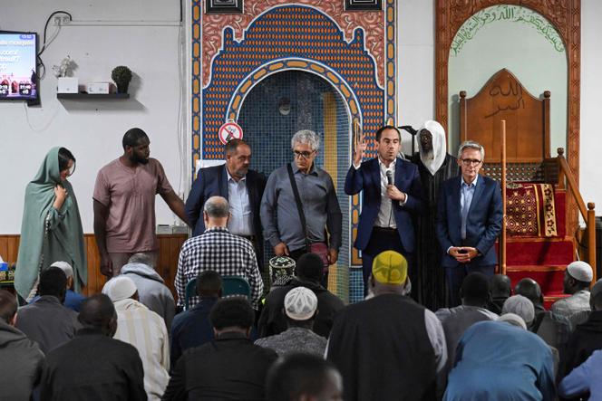Le maire communiste de Montreuil (Seine-Saint-Denis), Patrice Bessac (2ᵉ à droite), s’adresse aux fidèles de la mosquée Islah après la découverte d’une tête de cochon laissée à l’entrée du bâtiment, à Montreuil, le 9 septembre 2025.