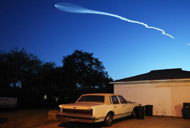Une fusée Falcon 9 de SpaceX transportant 26 satellites Starlink, vue depuis Pasadena (Etat de Californie) le 16 juin 2025.
