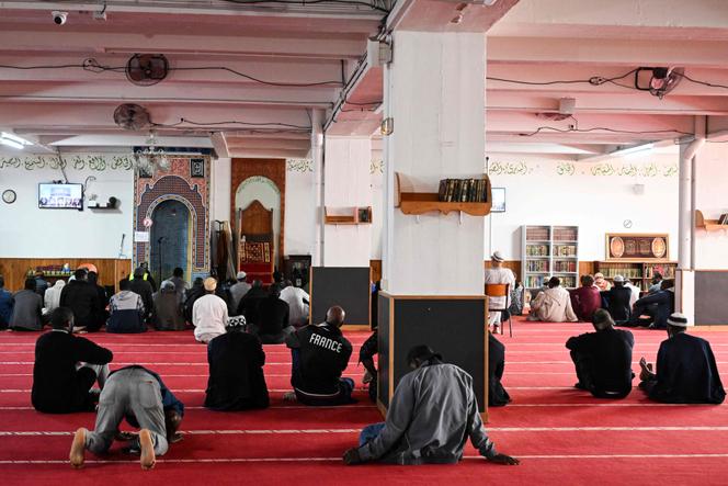 Des fidèles musulmans prient dans une mosquée, à Montreuil, en Seine-Saint-Denis, le 9 septembre 2025.