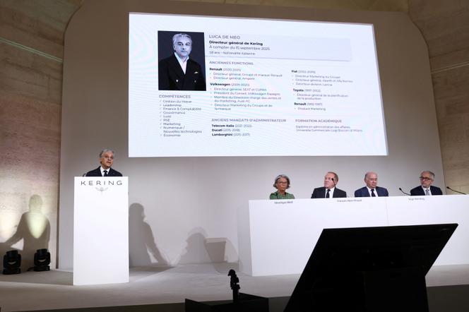 Luca De Meo au podium, lors de l’assemblée générale des actionnaires de Kering, à Paris, le 9 septembre 2025.