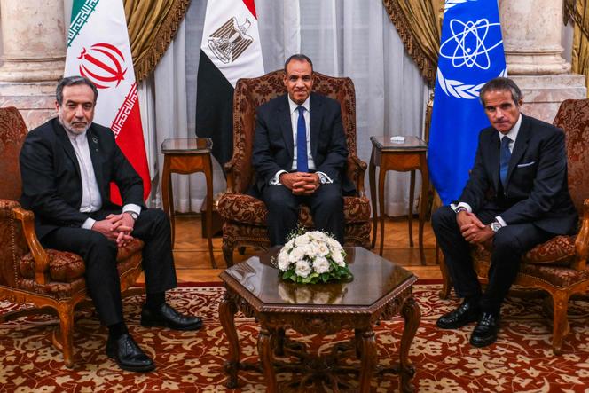 Le ministre des affaires étrangères iranien, Abbas Araghtchi, son homologue égyptien, Badr Abdelatty, et le directeur de l’AIEA, Rafael Grossi, au Caire, le 9 septembre 2025. 