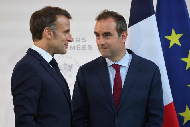 Emmanuel Macron et Sébastien Lecornu, alors ministre des armées, à l’hôtel de Brienne, à Paris, le 13 juillet 2025.