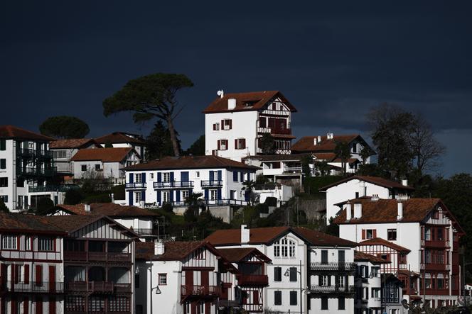 Des logements près du port de plaisance de Ciboure, dans le sud-ouest de la France, le 7 mars 2025. 