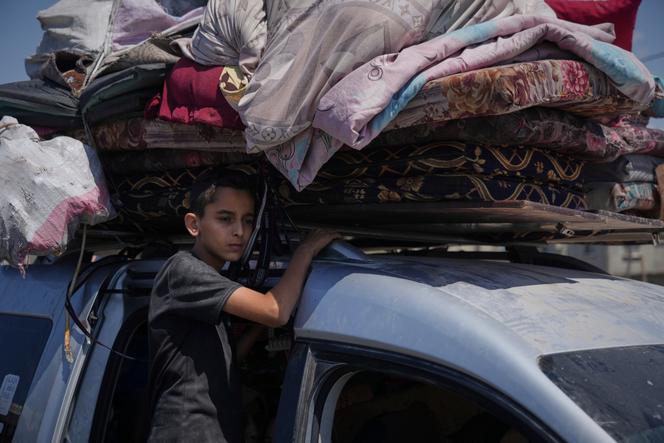 Des Palestiniens fuient le vers le sud de la bande de Gaza après que l’armée israélienne a annoncé l’imminence de frappes sur la ville de Gaza, le 9 septembre 2025.