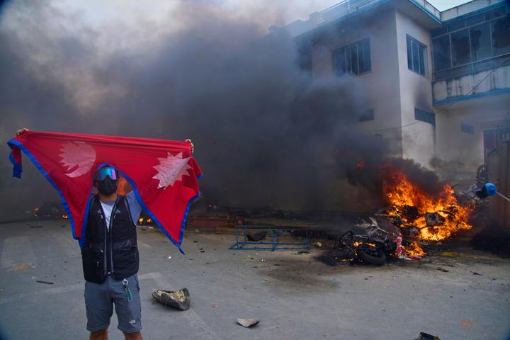 Un manifestant devant un poste de police en feu, à Kathmandou, le 9 septembre 2025.
