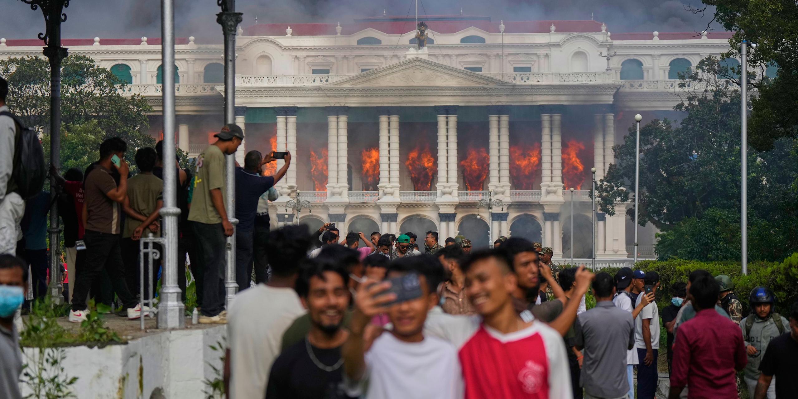 Népal : des manifestants incendient le Parlement malgré la démission du premier ministre