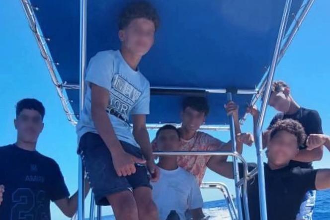 Une photo des adolescents en route pour Ibiza sur un bateau volé diffusée sur TikTok. Leur visage a été flouté.