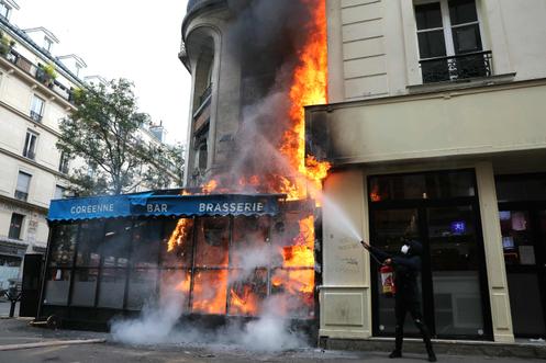 Un incendie s’est déclaré dans un restaurant du quartier des Halles, lors d’une manifestation du mouvement Bloquons tout, à Paris, le 10 septembre 2025.