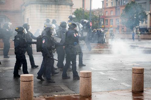 Sur la place Saint-Cyprien, en fin de manifestation, à Toulouse, le 10 septembre 2025.