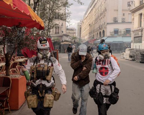 Des manifestants se protègent des jets de gaz lacrymogène, dans le quartier de Châtelet - Les Halles, le 10 septembre 2025.