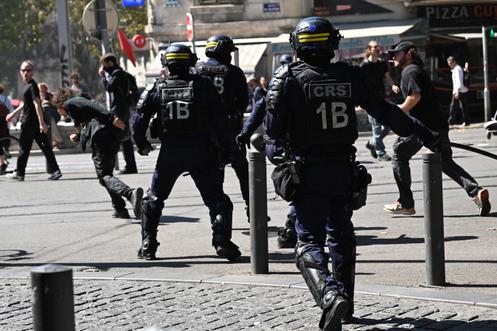 Des affrontements éclatent entre manifestants et forces de l’ordre, lors d’une manifestation du mouvement Bloquons tout, dans le centre de Marseille, le 10 septembre 2025.