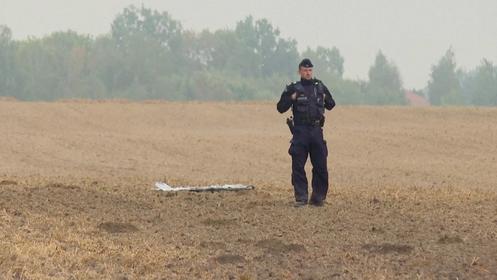 Un policier près d’un fragment de drone, qui a traversé l’espace aérien polonais, à Czesniki,  Pologne, le 10 septembre 2025.