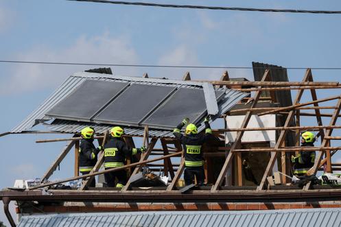 Des pompiers travaillent sur un toit détruit par des drones russes à Wyryki, en Pologne, le 10 septembre 2025.