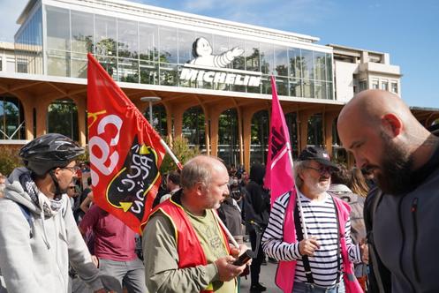 Sur la place des Carmes, devant le siège de Michelin, à Clermont-Ferrand, le 10 septembre 2025.
