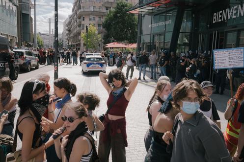 Des étudiants manifestent devant l’entrée du centre commercial Jaude, à Clermont-Ferrand, le 10 septembre 2025.