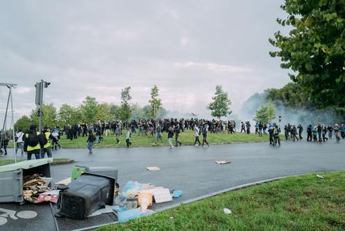 Les forces de l’ordre utilisent du gaz lacrymogène sur un rond-point bloqué par des manifestants, au nord de Rennes, le 10 septembre 2025.