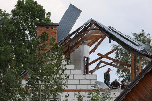 L’armée polonaise inspecte une maison endommagée, par des drones russes qui ont traversé l’espae aérie à Wyryki, en Pologne, le 10 septembre 2025.