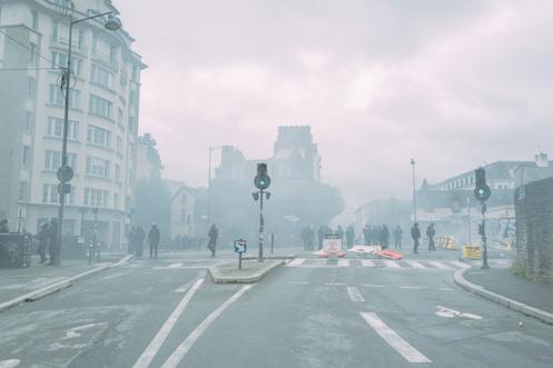 Un carrefour du centre-ville de Rennes, plongé dans le gaz lacrymogène, le 10 septembre 2025.