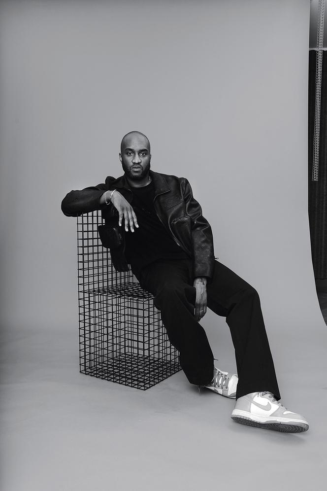 Virgil Abloh et sa chaise de dégradé, Paris, 2019.