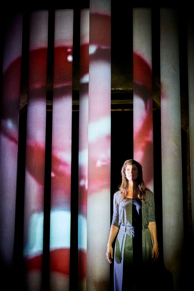 Anna Mouglalis, dans « La chair est triste hélas », de et mis en scène par Ovidie, au Théâtre de l’Atelier, à Paris, le 4 septembre 2025.