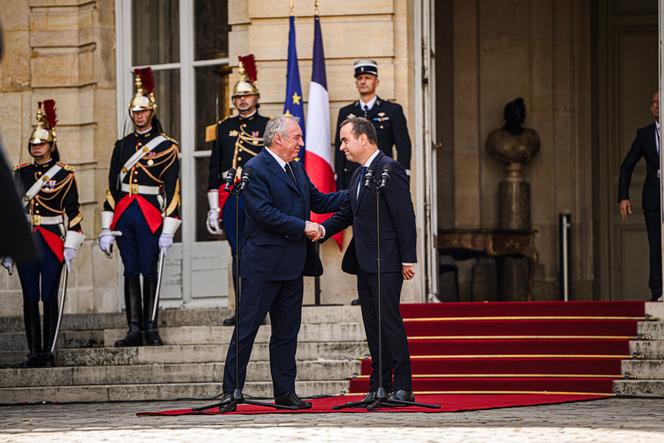 Le nouveau premier ministre, Sébastien Lecornu, et le premier ministre démissionnaire, François Bayrou, lors de la passation des pouvoirs à Matignon, à Paris, le 10 septembre 2025.