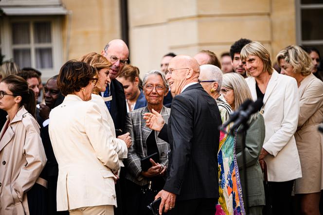 Le directeur de cabinet du nouveau premier ministre, Philippe Gustin, discute avec les ministres démissionnaires, lors de la passation des pouvoirs à Matignon, à Paris, le 10 septembre 2025.