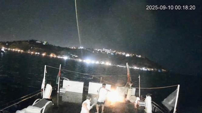 Des hommes éteignent un incendie qui s’est déclaré sur l’« Alma », un navire de la Global Sumud Flotilla, au large de la Tunisie, le 9 septembre 2025. La flottille pour Gaza soupçonne une attaque de drone.