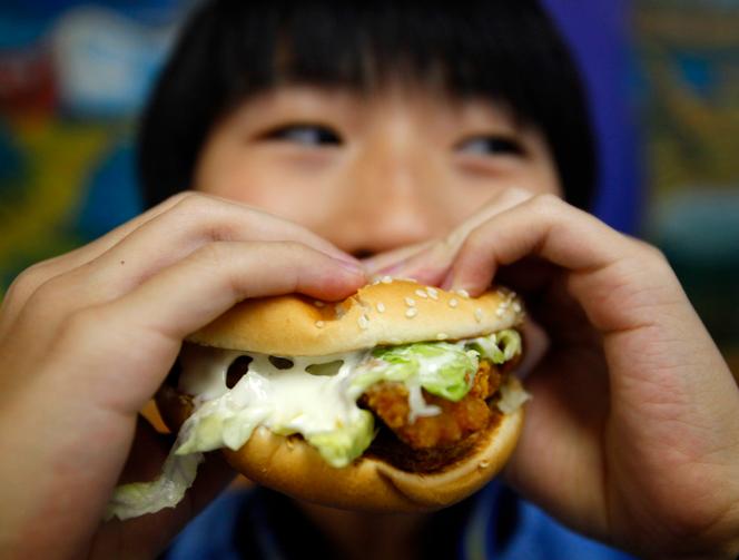 Un enfant dans un fast food à Taipei (Taïwan), en janvier 2010. Illustration.