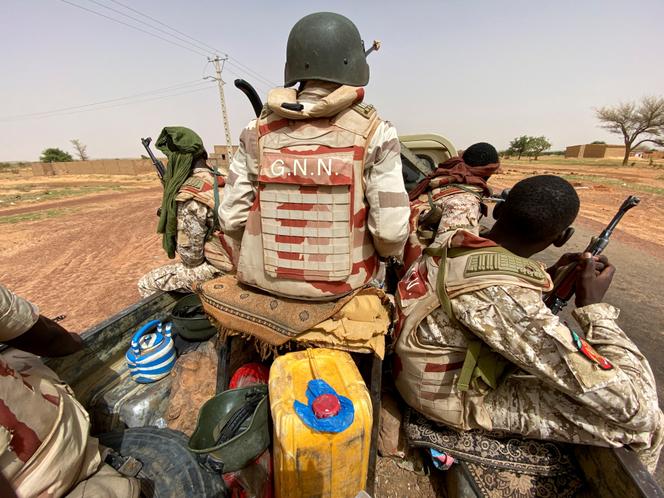 Un convoi de soldats nigériens patrouille à l’extérieur de la ville de Ouallam, dans l’ouest du Niger, le 6 juillet 2021.
