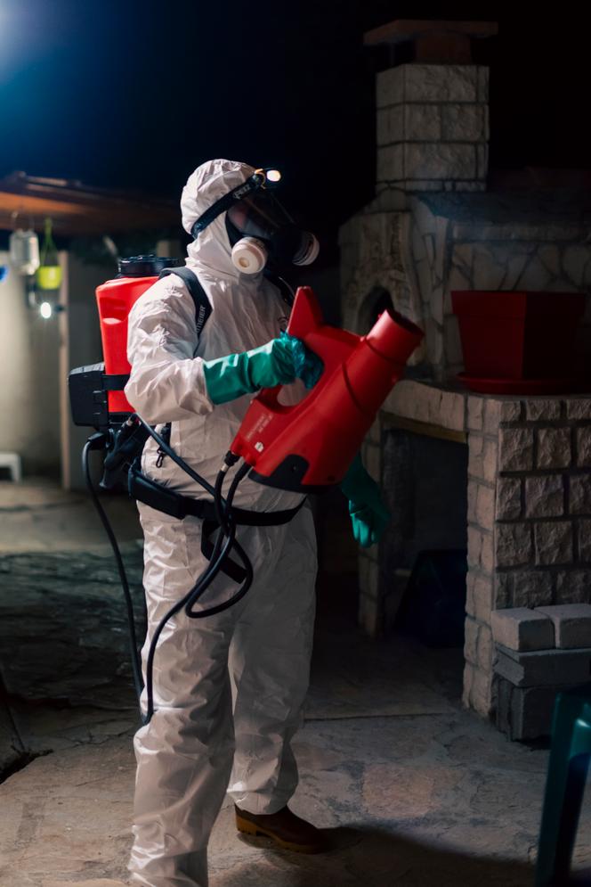 Démoustification à base de deltaméthrine chez un particulier à La Fare-les-Oliviers (Bouches-du-Rhône), le 19 août 2025. Il s'agit de viser la végétation, refuge favori des moustiques adultes.