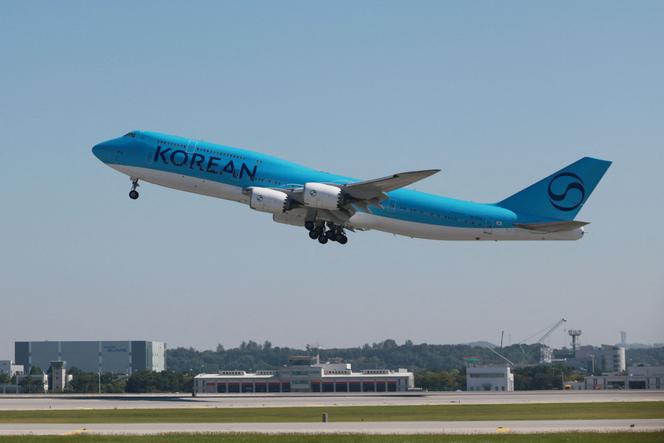 Un avion Boeing 747-8I affrété par Korean Air décolle de l’aéroport international d’Incheon, à destination des Etats-Unis, le 10 septembre 2025, pour rapatrier des centaines de travailleurs sud-coréens arrêtés lors d’un raid d’immigration.