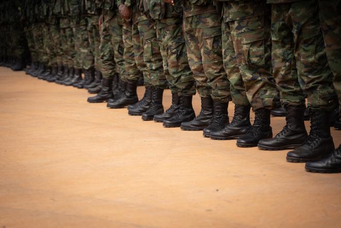 Des soldats des forces de défense rwandaises a l’aéroport de Kanombe, à Kigali, le 10 juillet 2021.