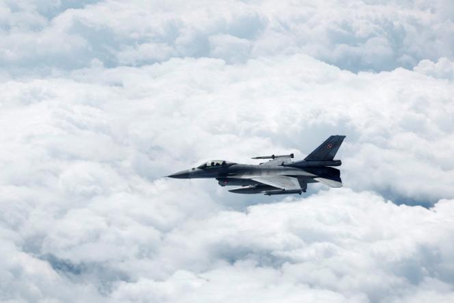 Un avion de combat F-16 de l’armée de l’air polonaise lors d’une démonstration des capacités aériennes de l’OTAN pour sécuriser les régions nord et nord-est de l’Alliance, en juillet 2023.