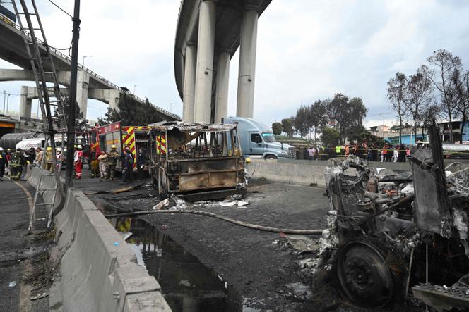 Des pompiers sur les lieux de l’explosion d’un camion-citerne qui transportait du gaz, à Mexico, le 10 septembre 2025.