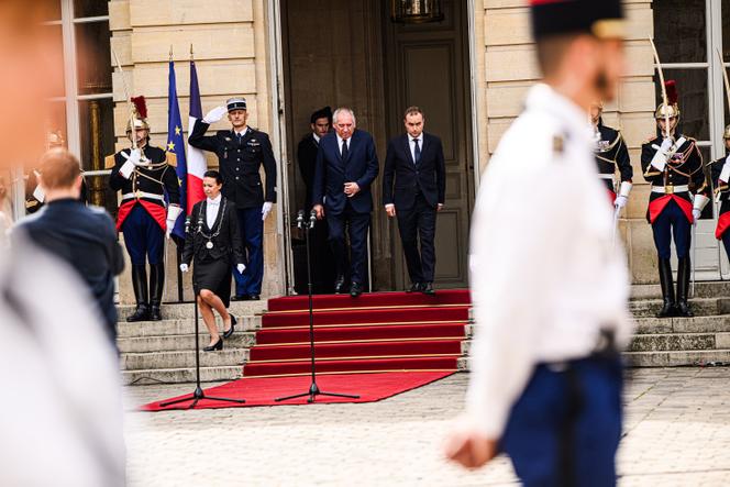 François Bayrou et le nouveau premier ministre, Sébastien Lecornu, à Matignon, à Paris, le 10 septembre 2025. 