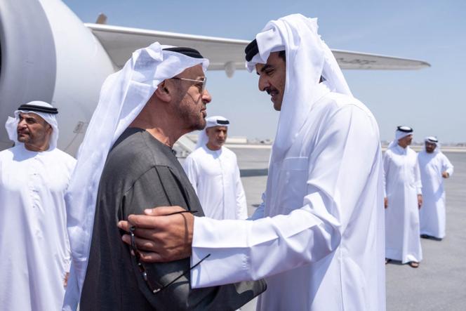 L’émir du Qatar, cheikh Tamim Ben Hamad Al Thani (à droite), accueillant le président des Emirats arabes unis, Mohammed Ben Zayed, à Doha, le 10 septembre 2025.
