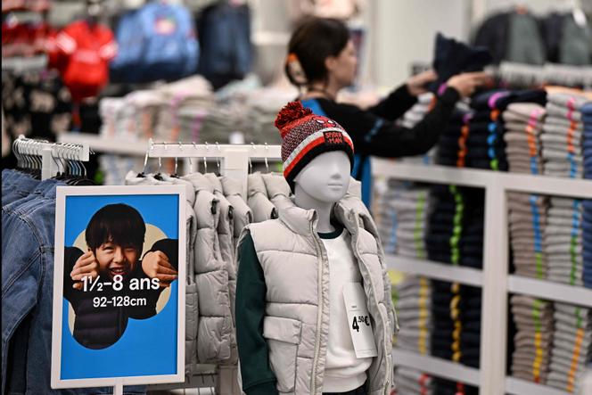Une employée prépare le rayon enfants en vue de l’ouverture d’un magasin Primark, à Montpellier, mercredi 10 septembre 2025.
