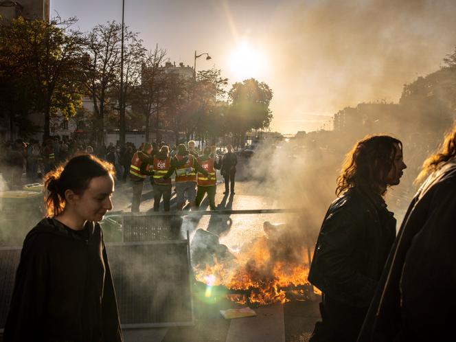 Durant le blocage par des lycéens et des syndicalistes du centre de dépôt de bus devant le lycée Hélène-Boucher à Paris, le 10 septembre 2025.