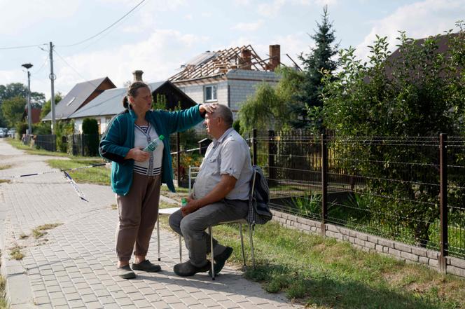 Alicja et son mari Tomasz Wesolowski devant leur maison endommagée par les débris d’un drone russe abattu dans le village de Wyryki-Wola, dans l’est de la Pologne, le 10 septembre 2025.
