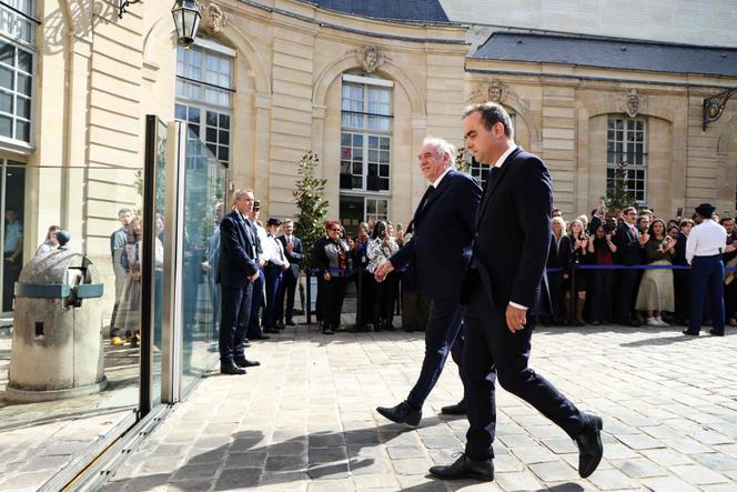 Sébastien Lecornu et François Bayrou, mercredi 10 septembre, dans la cour de l’hôtel de Matignon, mercredi 10 septembre.