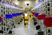  Une employée parcourt une allée du centre de distribution d’Amazon, le 3 mai 2018, à Aurora, Colorado. 