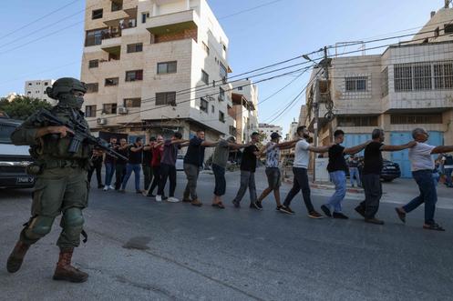 Des soldats israéliens arrêtent des Palestiniens suite à l’explosion d’un véhicule militaire israélien près d’un poste de contrôle à l’ouest de Tulkarem, en Cisjordanie occupée, le 11 septembre 2025.