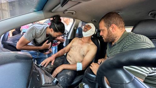 Le photographe palestinien Hatem Khaled, blessé après une attaque israélienne sur l’hôpital Al-Nasser de Khan Younès (Gaza), le 25 août 2025.