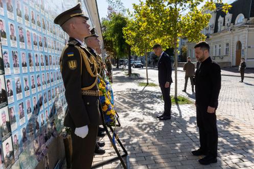 Le président finlandais, Alexander Stubb, et Volodymyr Zelensky rendent hommage aux soldats ukrainiens tombés au combat, devant la cathédrale Saint-Michel à Kiev, le 11 septembre 2025.