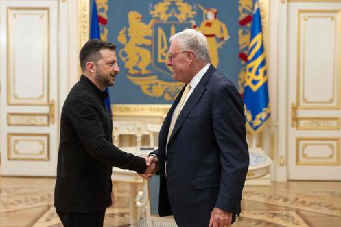 Le président ukrainien, Volodymyr Zelensky, et l’envoyé spécial américain pour l’Ukraine, Keith Kellogg, à Kiev, le 11 septembre 2025.