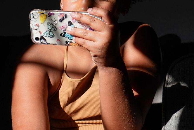 Une adolescente utilise un smartphone, en Arizona, le 16 juin 2023.
