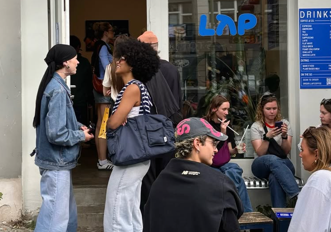 Devant un LAP café, à Berlin, en 2024. Photo publiée par la page Instagram de l’entreprise.