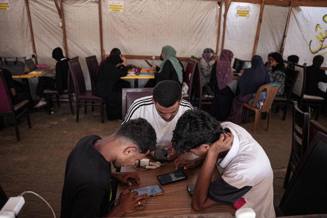 Des lycéens palestiniens se préparent pour leurs examens en ligne qui se dérouleront sur une semaine, à Gaza, le 7 septembre 2025.