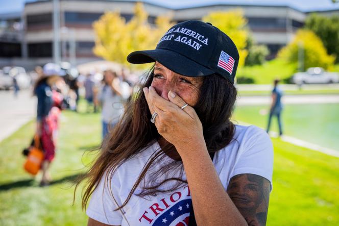 
Une sympathisante MAGA après l’assassinat de Charlie Kirk, à l’Université Utah Valley, à Orem, Utah, le mercredi 10 septembre 2025.